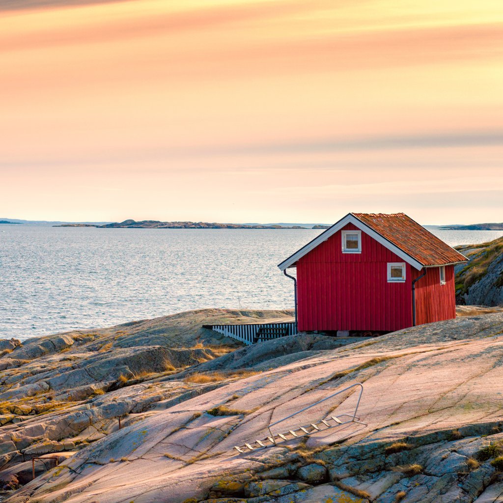 En fiskarstuga på en klippa vid havet