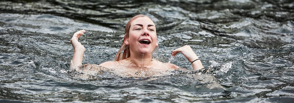 Kvinna badar