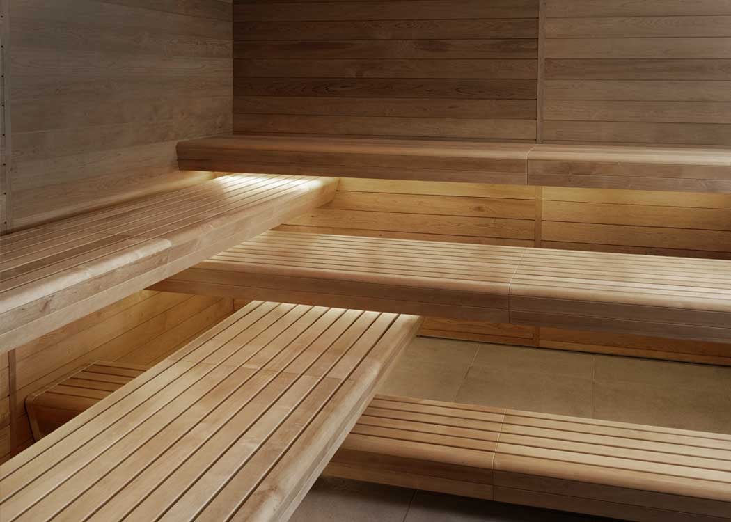 Sauna_interior_panorama-benches_tylö