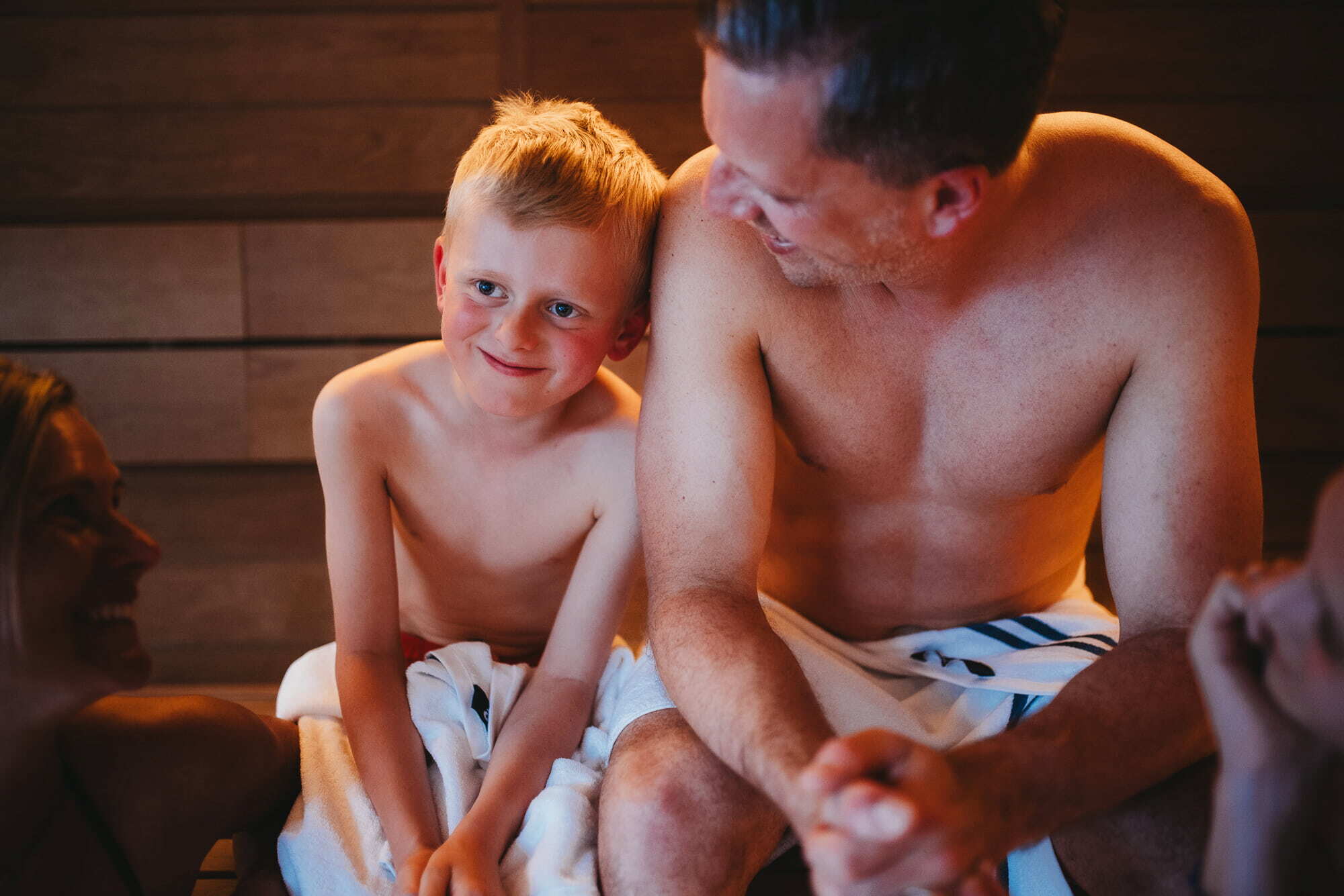 Pappa och son i Soft Sauna